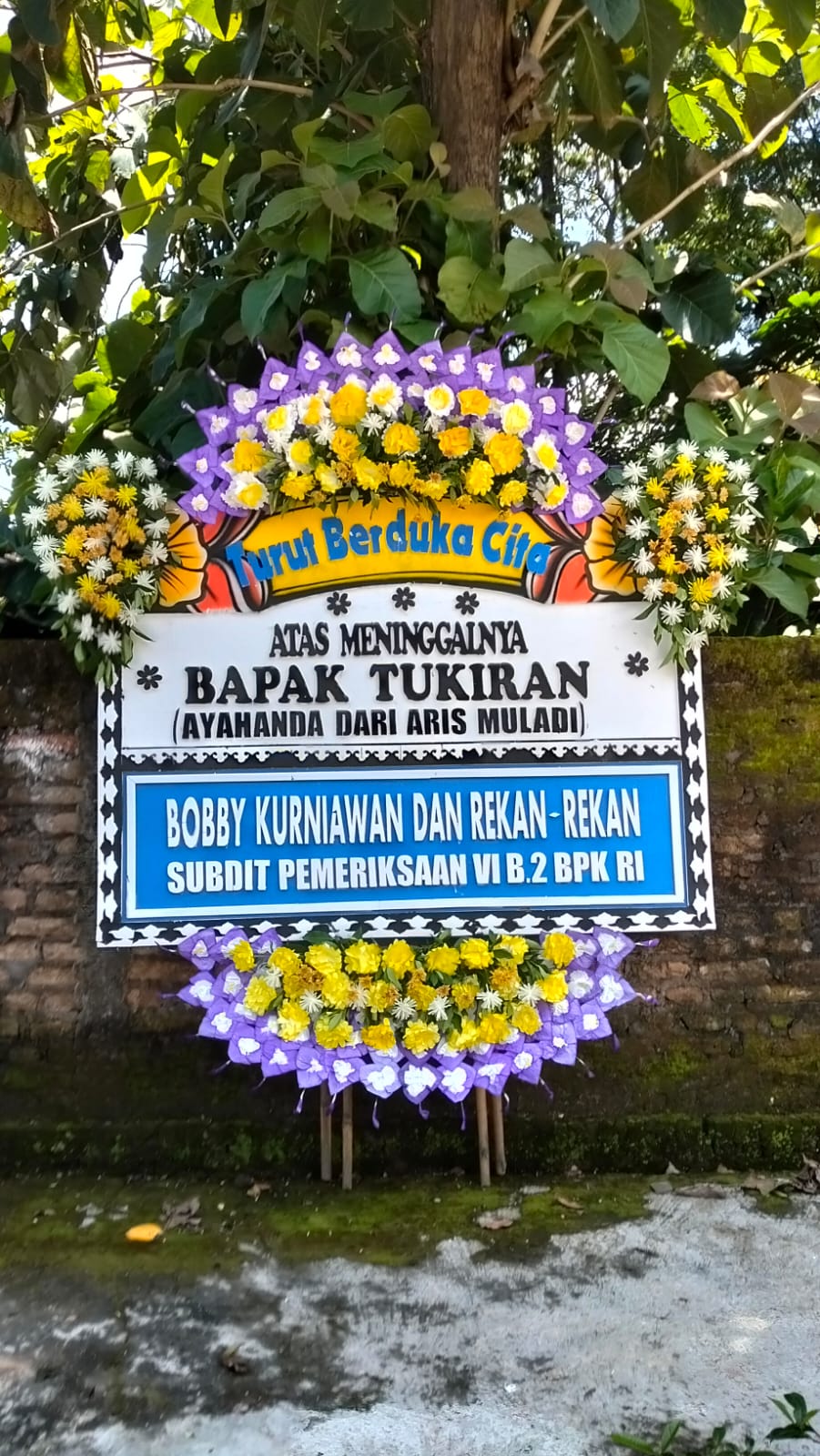 Karangan Bunga Duka Cita